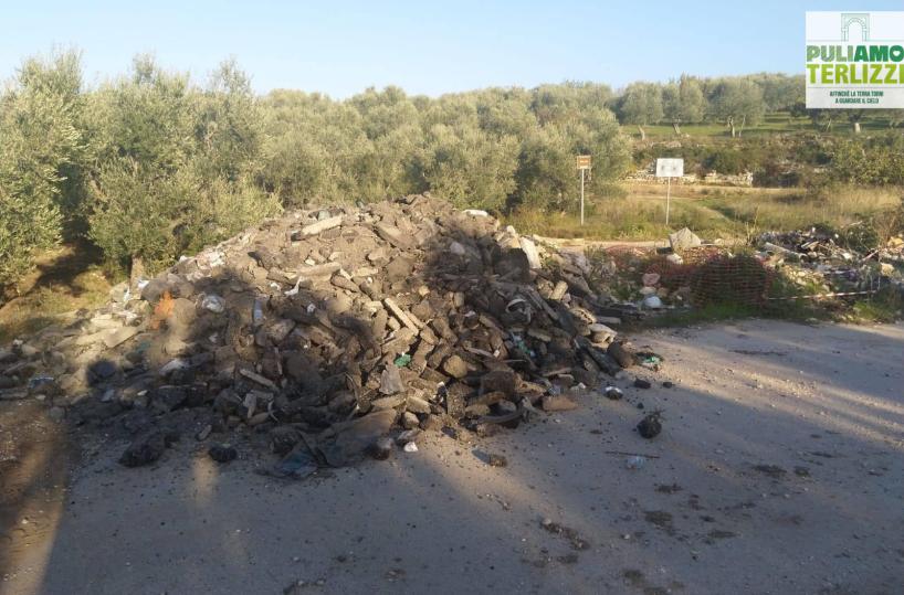 Terlizzi, scempio a Pozzo Lioy: scarico abusivo di asfalto e rifiuti 