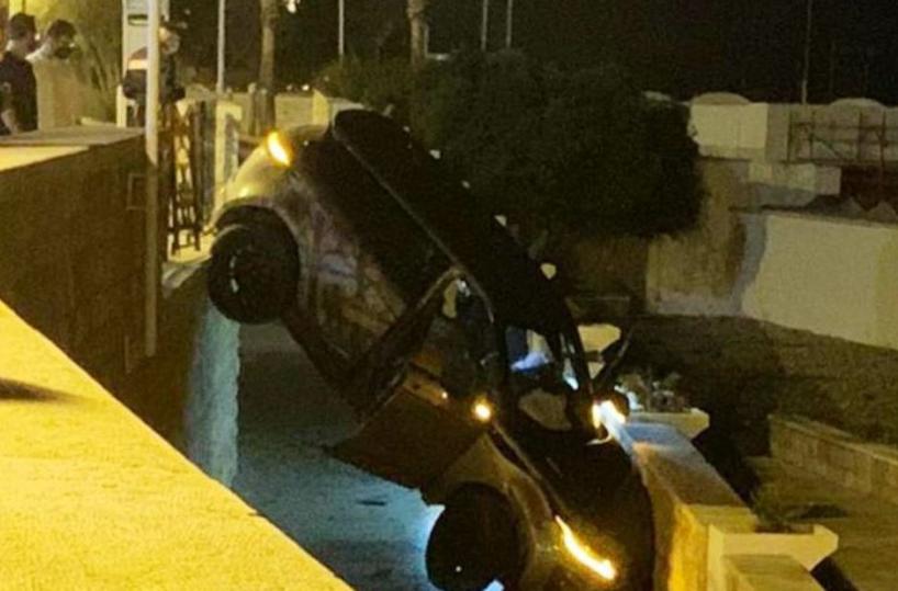 Trani, scontro tra auto, una vola dal parapetto: solo danni  