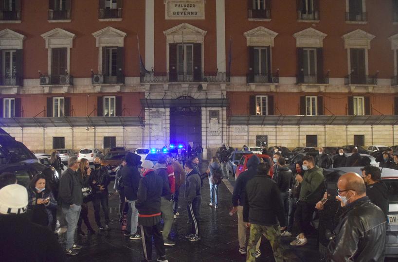 Bari, chiusure anticipate locali in arrivo: protestano davanti Prefettura 