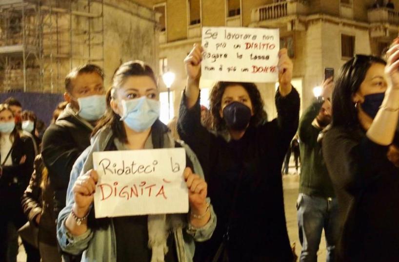 Disordini a Lecce per protesta al Dpcm, il sindaco: «Rabbia non prevalga, facciamo squadra»