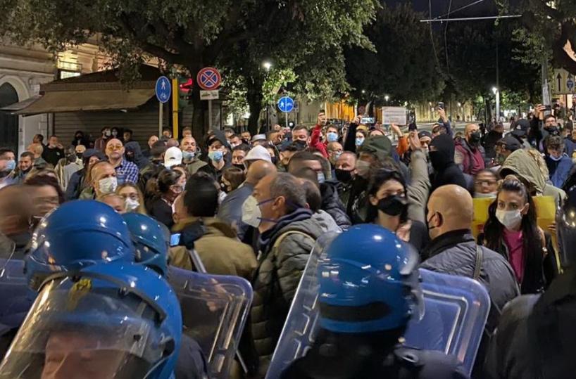 Lecce, disordini in centro per nuovo Dpcm: 7 denunciati dalla Polizia, sono tifosi