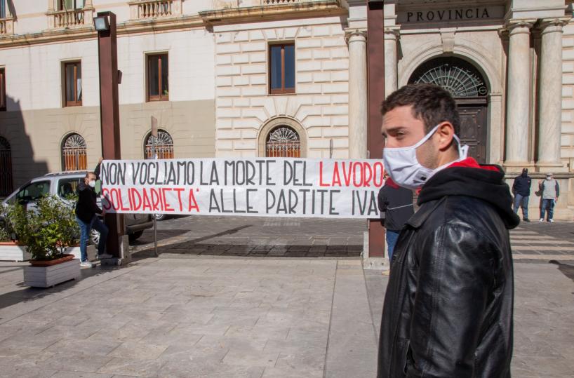 Potenza, protesta pacifica contro il Dpcm nel centro storico 