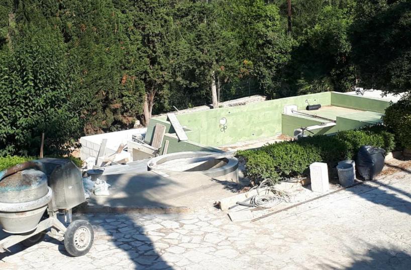Santa Caterina, con lo scooter precipita nello scavo della sua piscina in costruzione: muore 68enne