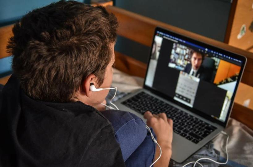 Covid 19, Emiliano: «Presto tutte le scuole in Puglia si connetteranno in Dad»