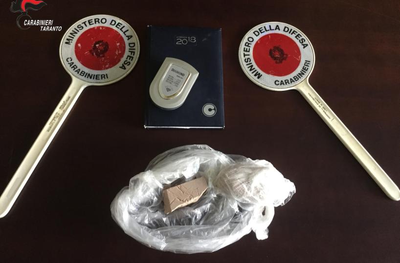 Taranto, controlli anti-droga in città vecchia: in manette pusher e «vedetta»
