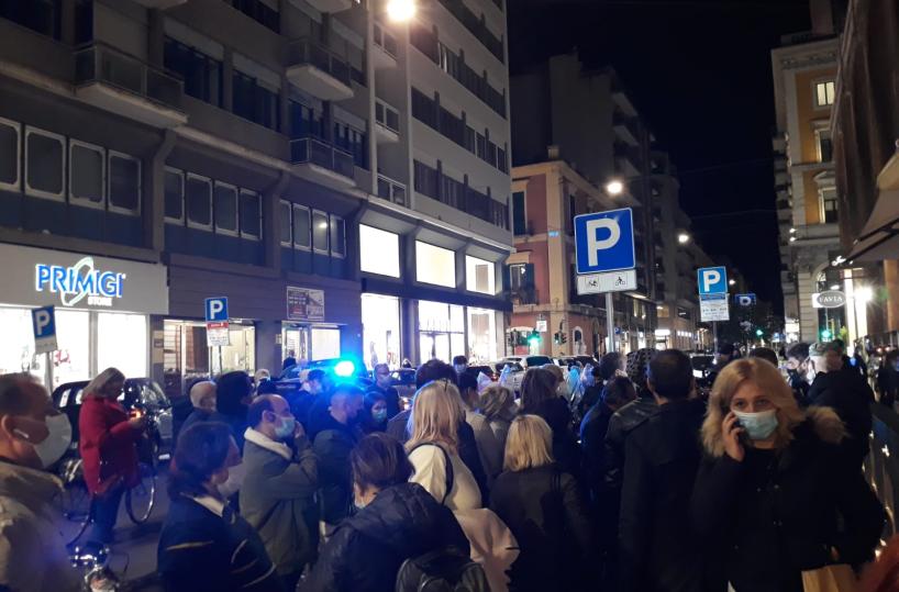 Bari, troppa gente in giro. Decaro: no a vigilia di una tragedia. Possibili chiusure