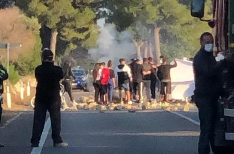Lecce, ospiti campo nomadi bloccano la statale: dopo casi di Covid, rifiutano la quarantena