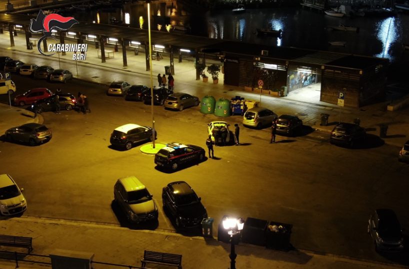 Bari, perquisiscono 16enne e lo rapinano, «Questa è zona nostra»: minore denunciato