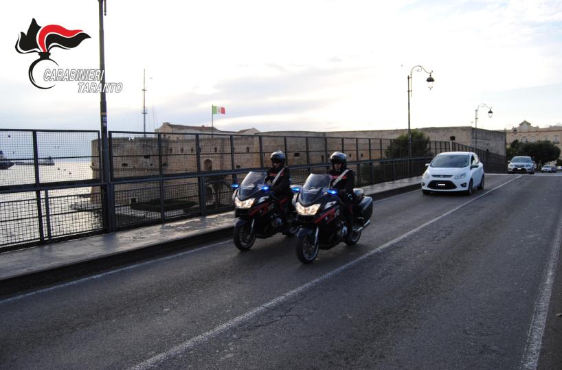 Taranto, ammassati in un circolo a giocare a carte senza mascherina: scoperti dai cc