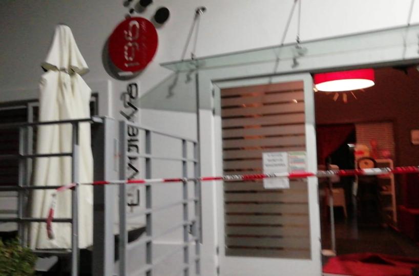 Bomba carta esplode in pieno centro a Carmiano: ingenti danni in un bar