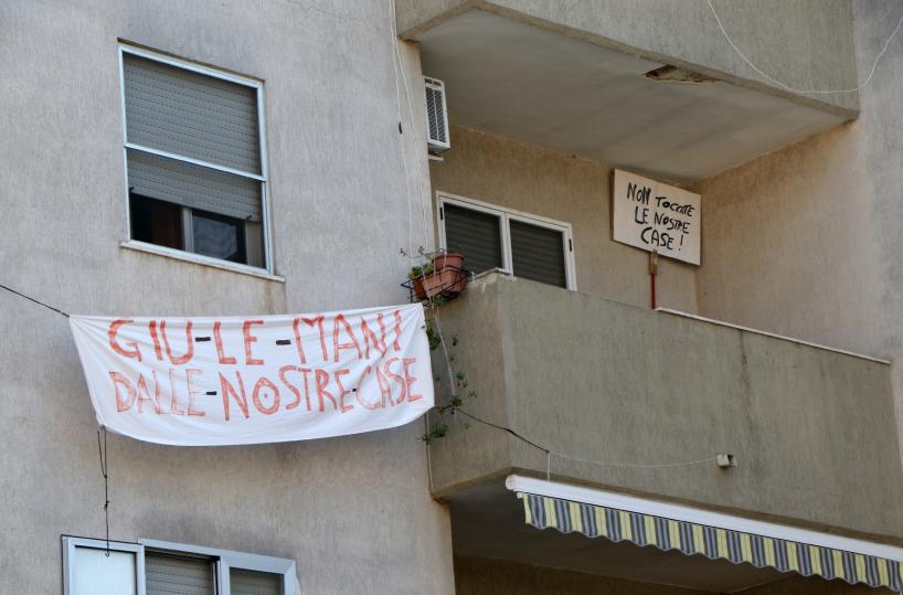 San Giorgio Jonico, il sit-in delle famiglie: «Giù le mani dalle nostre case»