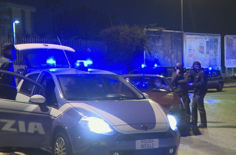 Modugno, 7 ventenni multati: giocavano a calcio balilla nel garage dopo le 22