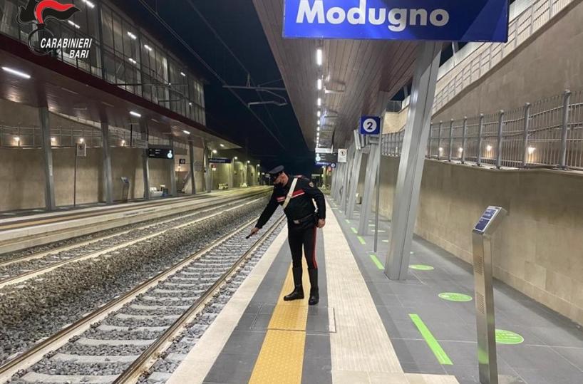 Modugno, lasciano sassi sui binari: minori bloccati dai carabinieri