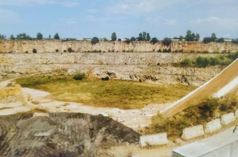 Rifiuti speciali sotterrati in una cava a pochi passi da Lecce: Procura pronta all'ispezione