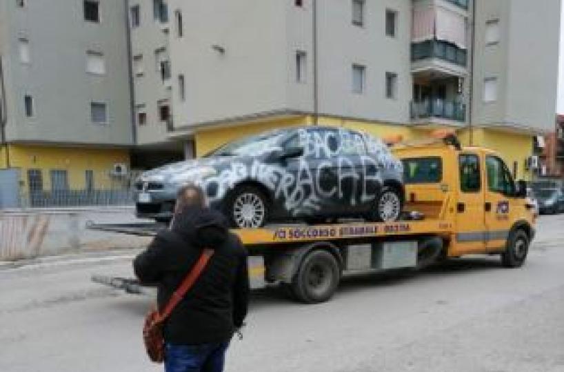 Foggia, auto rubata imbrattata con insulti alla Polizia 