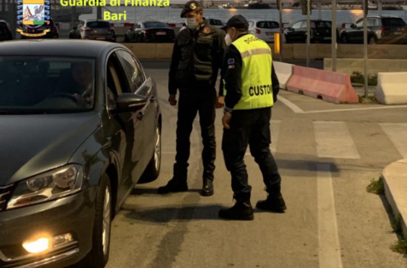 Traffico rifiuti: al porto di Bari sequestrati 24mila kg di abiti usati
