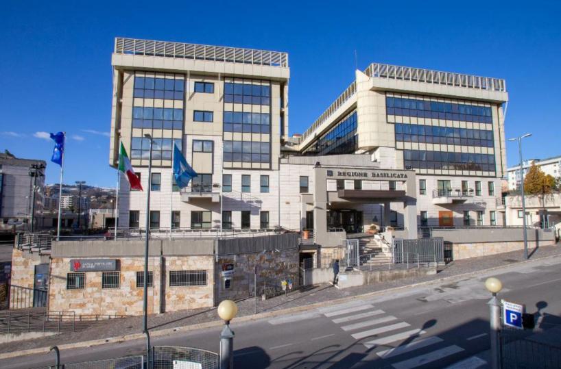 Basilicata, l'avvocato della Regione fa causa a se stesso e riesce a vincere