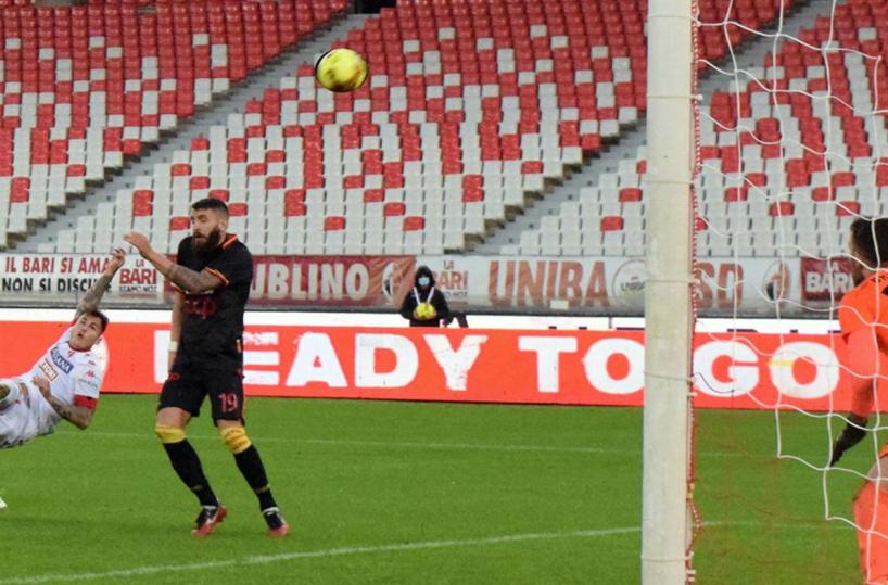 Bari-Catanzaro 1-0, vittoria importante dei biancorossi: decide il match  Antenucci