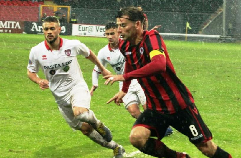 Incendiata porta di casa del capitano del Foggia: era con moglie e bimbi