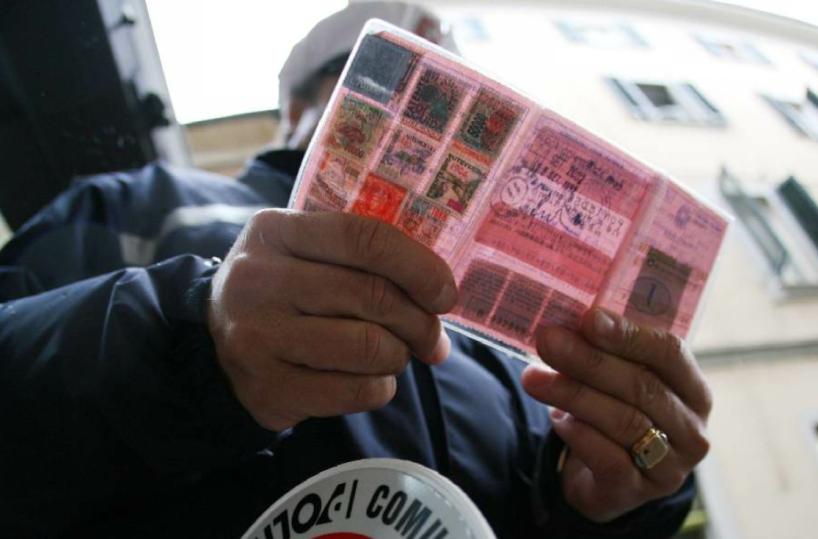 A 80 anni sulla statale contromano e con patente revocata 20 anni fa: tragedia sfiorata in Salento