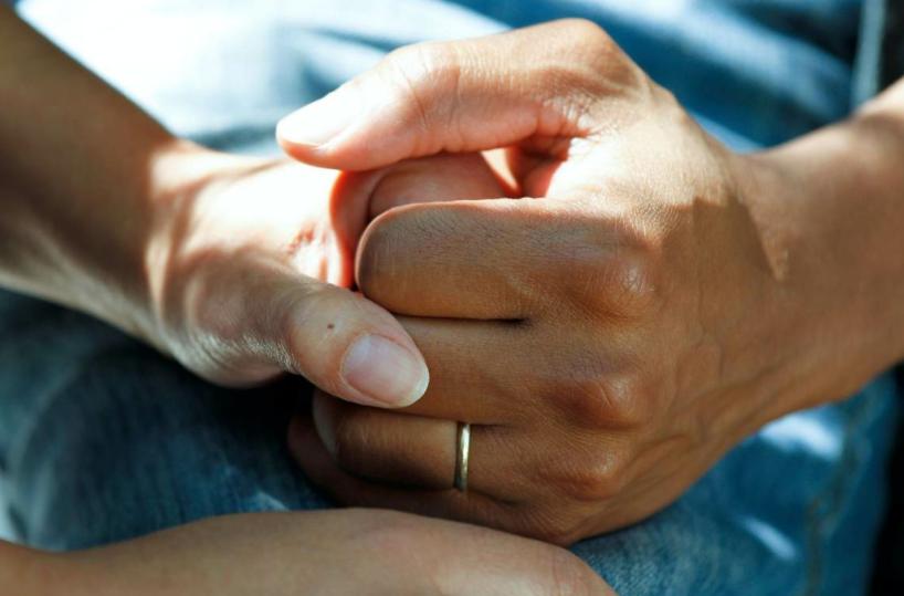 Bari, «Assisto mio marito da sepolta in casa»