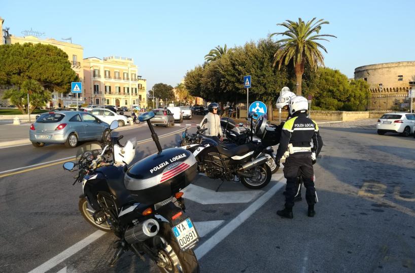Taranto, in 20 in un circolo a mangiare e bere senza mascherina: sanzioni