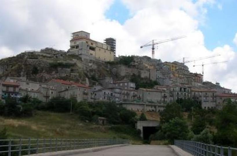 Castelgrande, nel paese non  c’è più il medico e il parroco scrive al presidente Mattarella