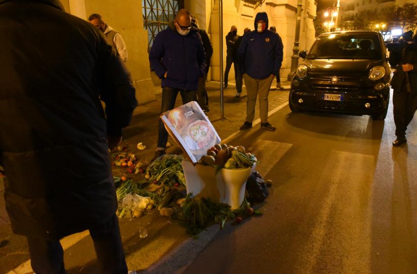 Foggia, ristoratori contro zona arancione: la spesa in un water davanti a Prefettura