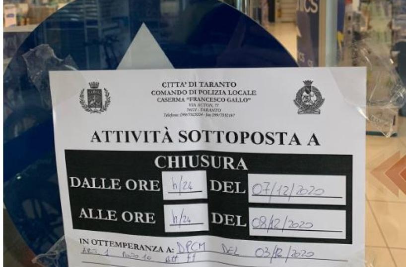 Taranto, in 20 in un circolo a mangiare e bere senza mascherina: sanzioni