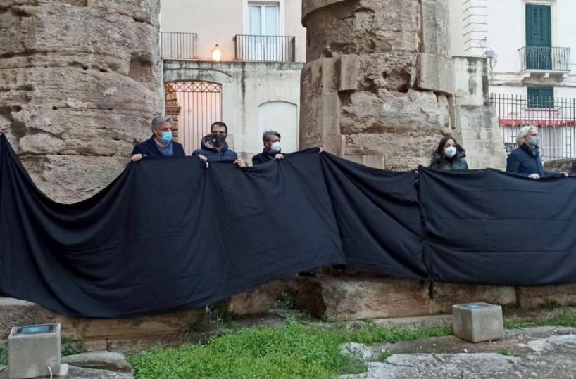 Taranto, Conte si autoinvita al tavolo sull'Ilva
