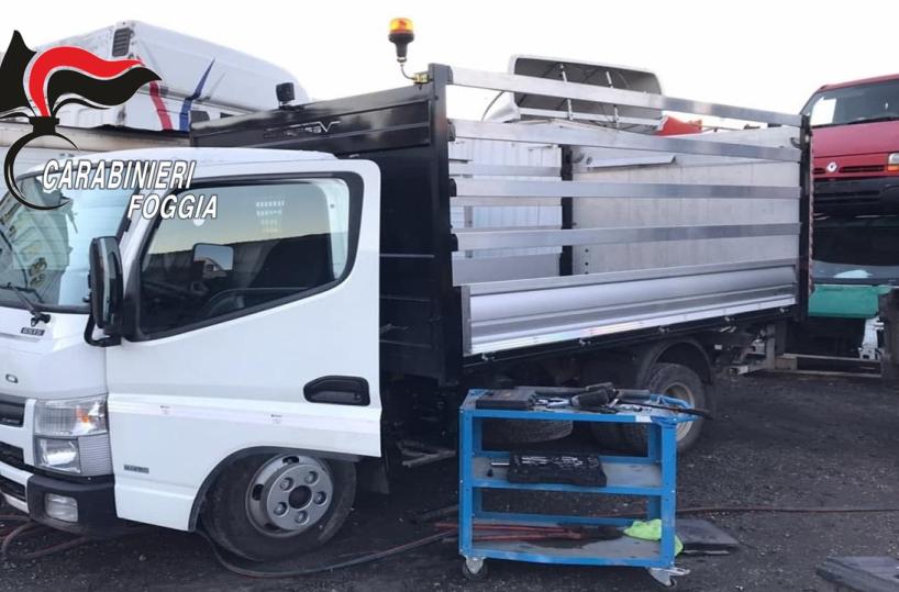 Cerignola, sorpresi mentre smontano un camion rubato: arrestati in 2
