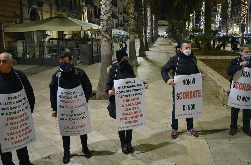 Coronavirus, protestano i ristoratori di Bari: «Ristori subito o falliremo»