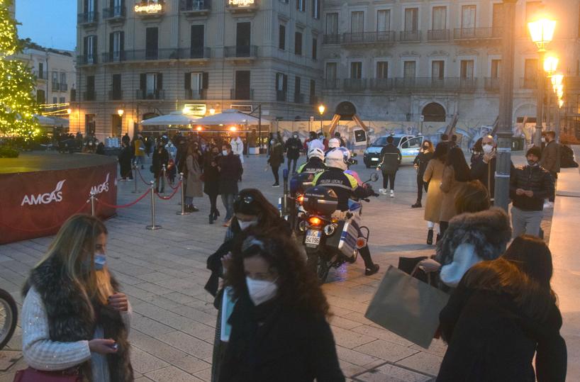 Bari, nelle vie del centro messaggi audio in filo diffusione per ricordare le regole anti Covid