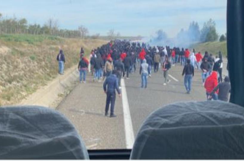 Guerriglia in autostrada tra ultras: obbligo di dimora per 12 tifosi del Bari e del Lecce 