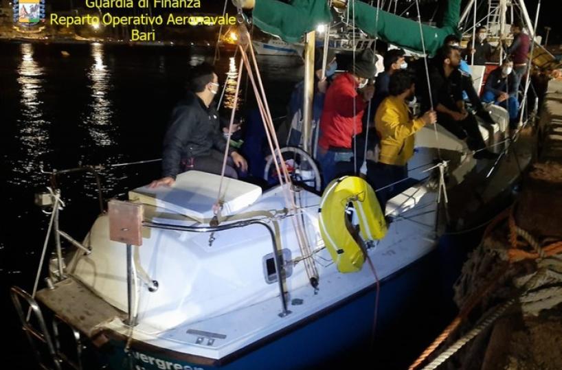 Santa Maria di Leuca, intercettato da Gdf veliero con 26 migranti: «5 giorni in mare»