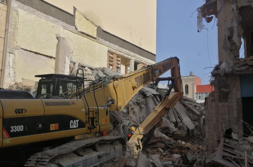 Bari, demoliscono un palazzo, crolla muro stabile accanto con gente dentro