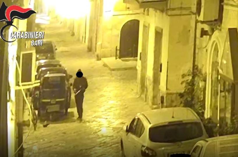 Gioiellerie assaltate  e auto in fiamme paura a Altamura