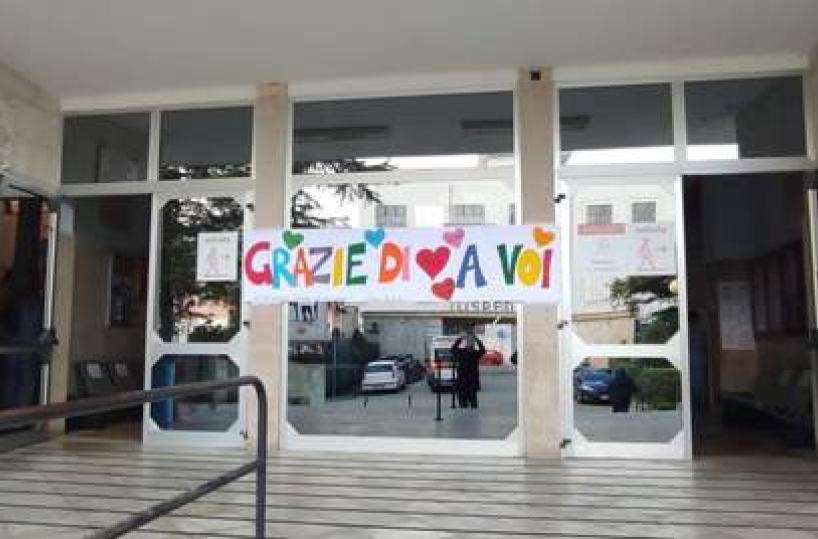 Putignano, lo striscione dei bimbi ai medici: &laquo;Grazie di cuore&raquo;