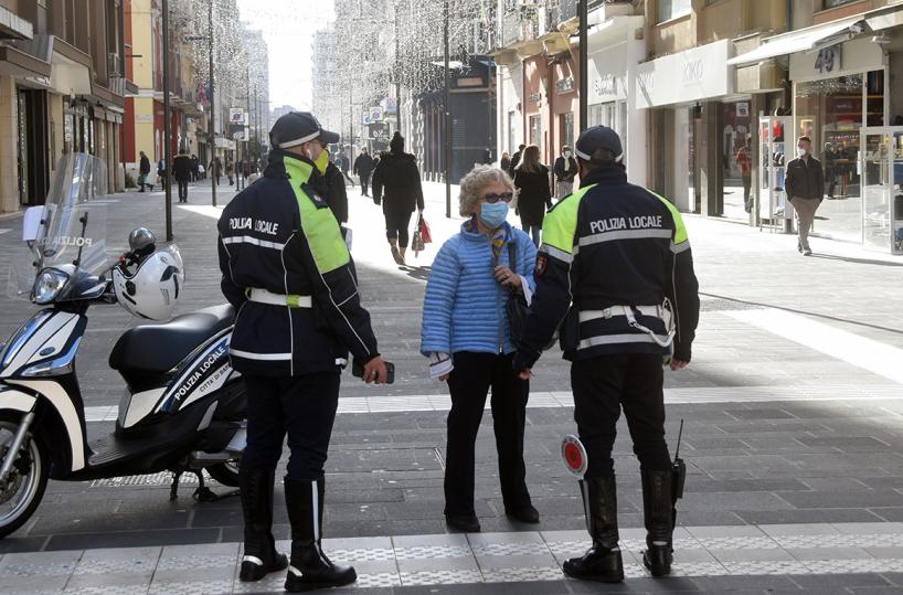 Puglia, emanata nuova ordinanza anti Covid: stop a seconde case e negozi chiusi alle 18