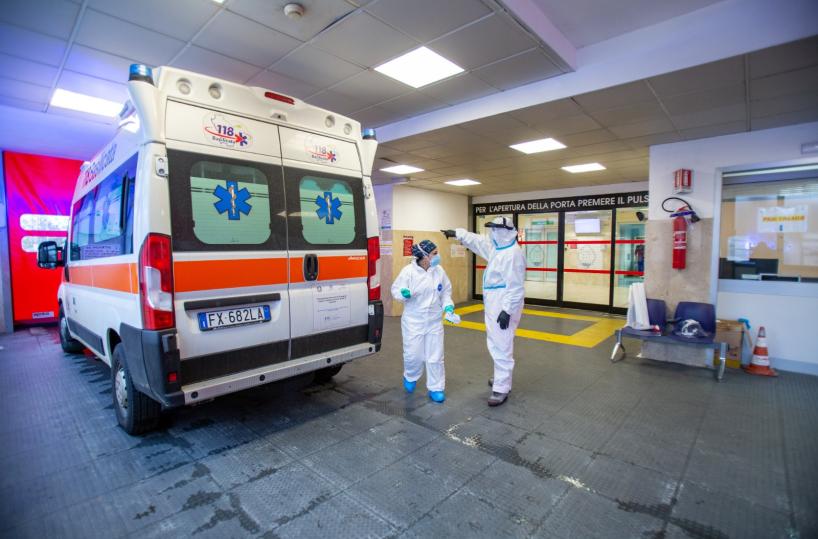 Potenza, parte un colpo mentre pulisce l'arma e si ferisce all'addome. Fuori pericolo