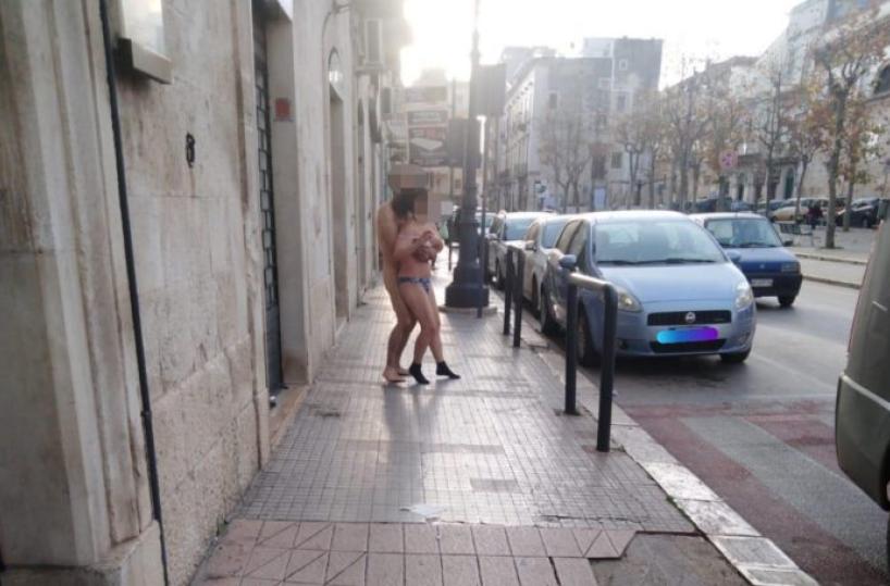 Bitonto, nudi in strada come un set a luci rosse. Il sindaco: non c'è nulla da ridere