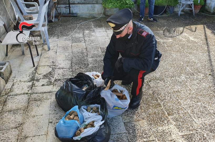 Modugno, in casa custodisce botti illegali: arrestato 48enne