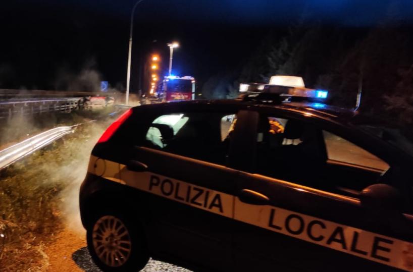 Foggia, auto si ribalta sulla Ss 16: feriti 2 ragazzi, trasportati in codice rosso