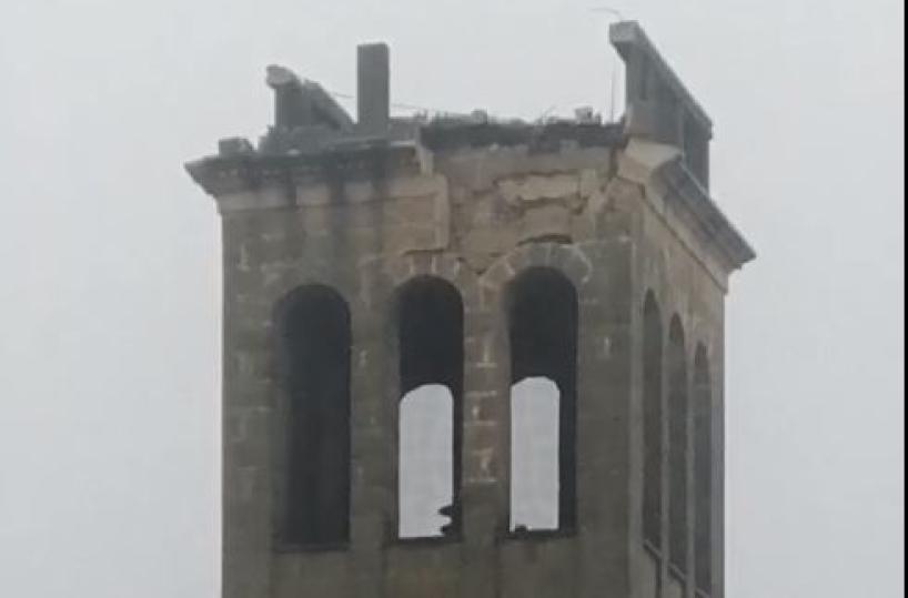 Supersano, fulmine su campanile chiesa fa crollare sommità della torre: danneggiate due auto 