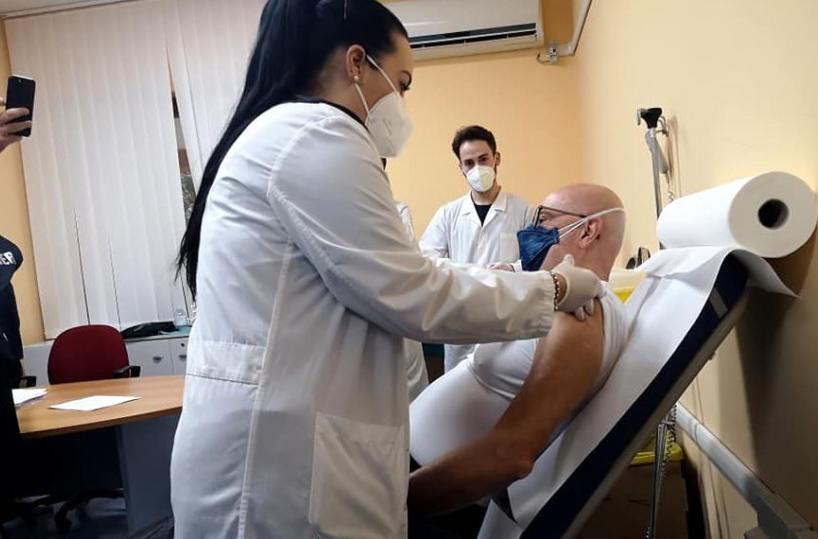 Brindisi, al via il «V-Day», il presidente dell'Ordine dei medici il primo ad essere vaccinato 