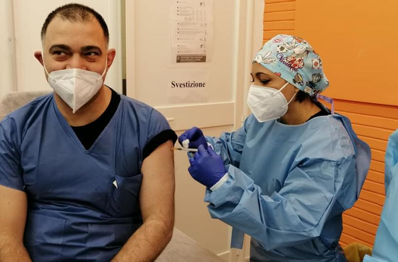 V-Day a Bari, infermiere ha eseguito 4mila tamponi: premiato con il vaccino anti Covid