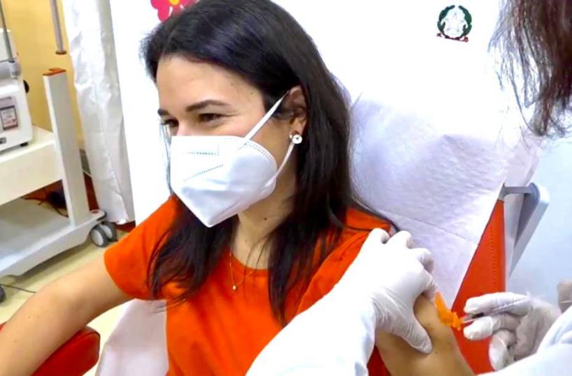 Bari, la prima specializzanda vaccinata: dopo 48 ore tutto ok: «Così saremo liberi»