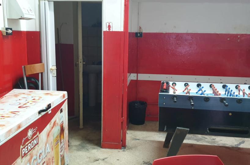 Bari, beccati senza mascherine tutti vicini a giocare a carte in un circolo: 12 sanzioni