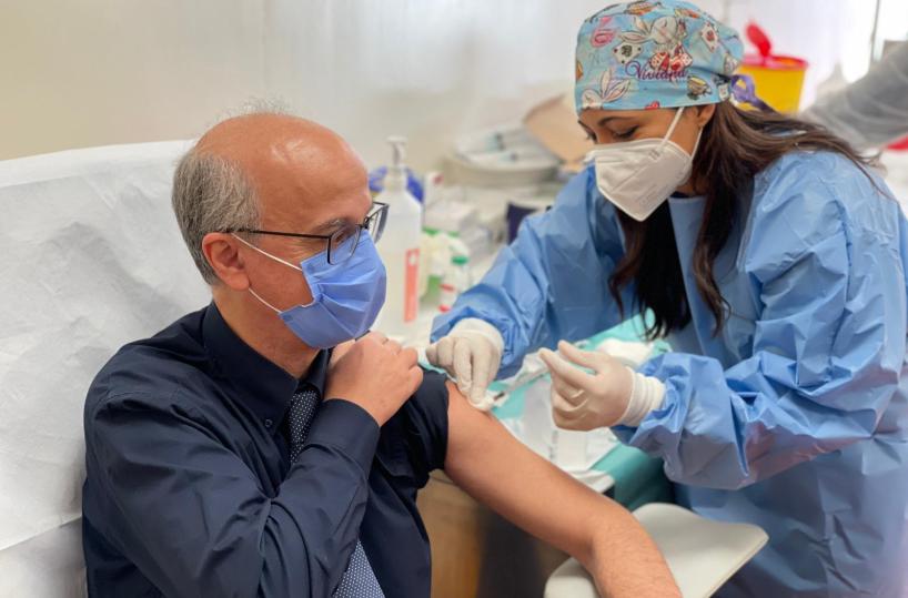 Vaccino anti Covid 19, verso la fase 2. Lopalco: «Docenti in fascia prioritaria»