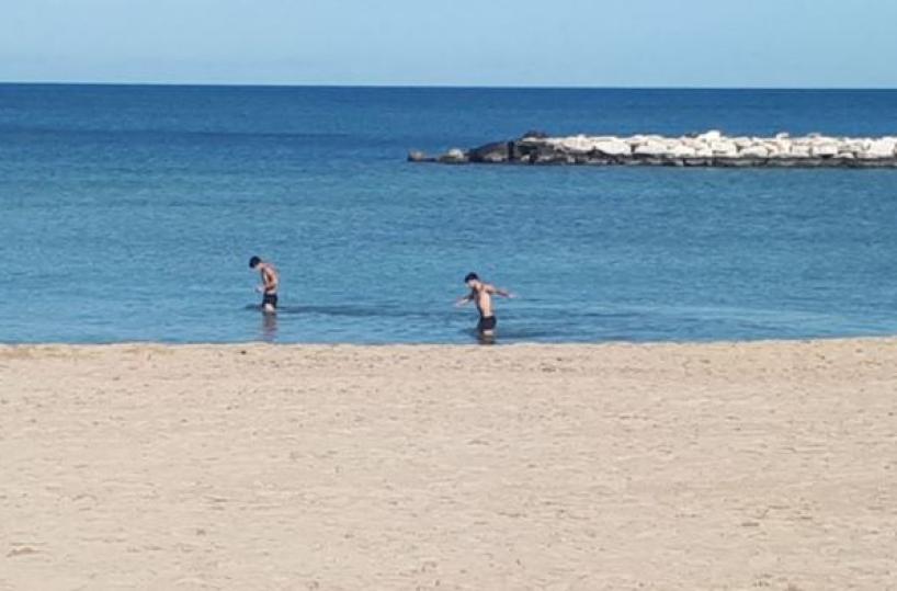 Capodanno in zona rossa a Bari: c'è chi passeggia e chi si tuffa in mare